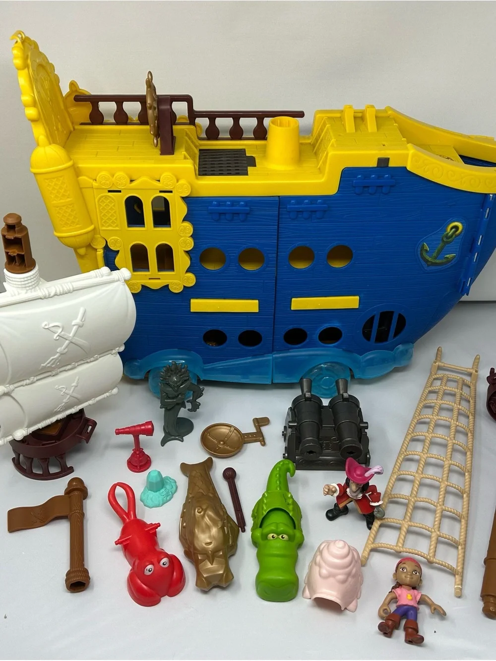 Disney Jake & the Neverland Pirates Colossus ship and accessories